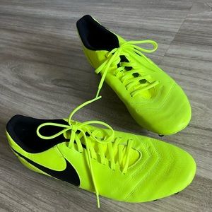 NWOT Nike Tiempo cleats